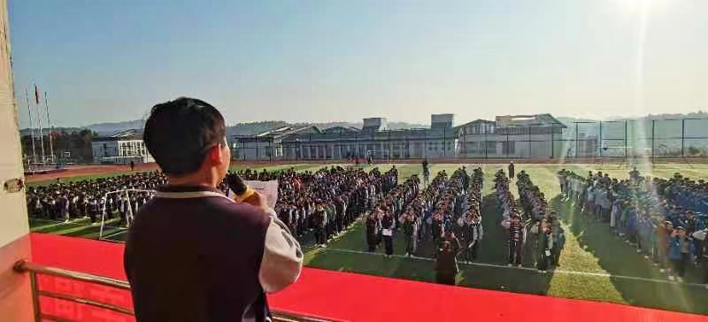 白倉(cāng)鎮(zhèn)芙蓉學(xué)校舉行國(guó)旗下的講話