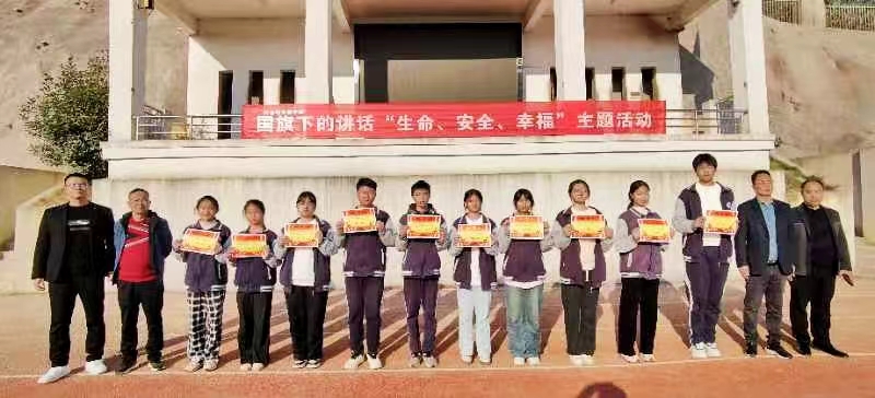白倉(cāng)鎮(zhèn)芙蓉學(xué)校舉行國(guó)旗下的講話