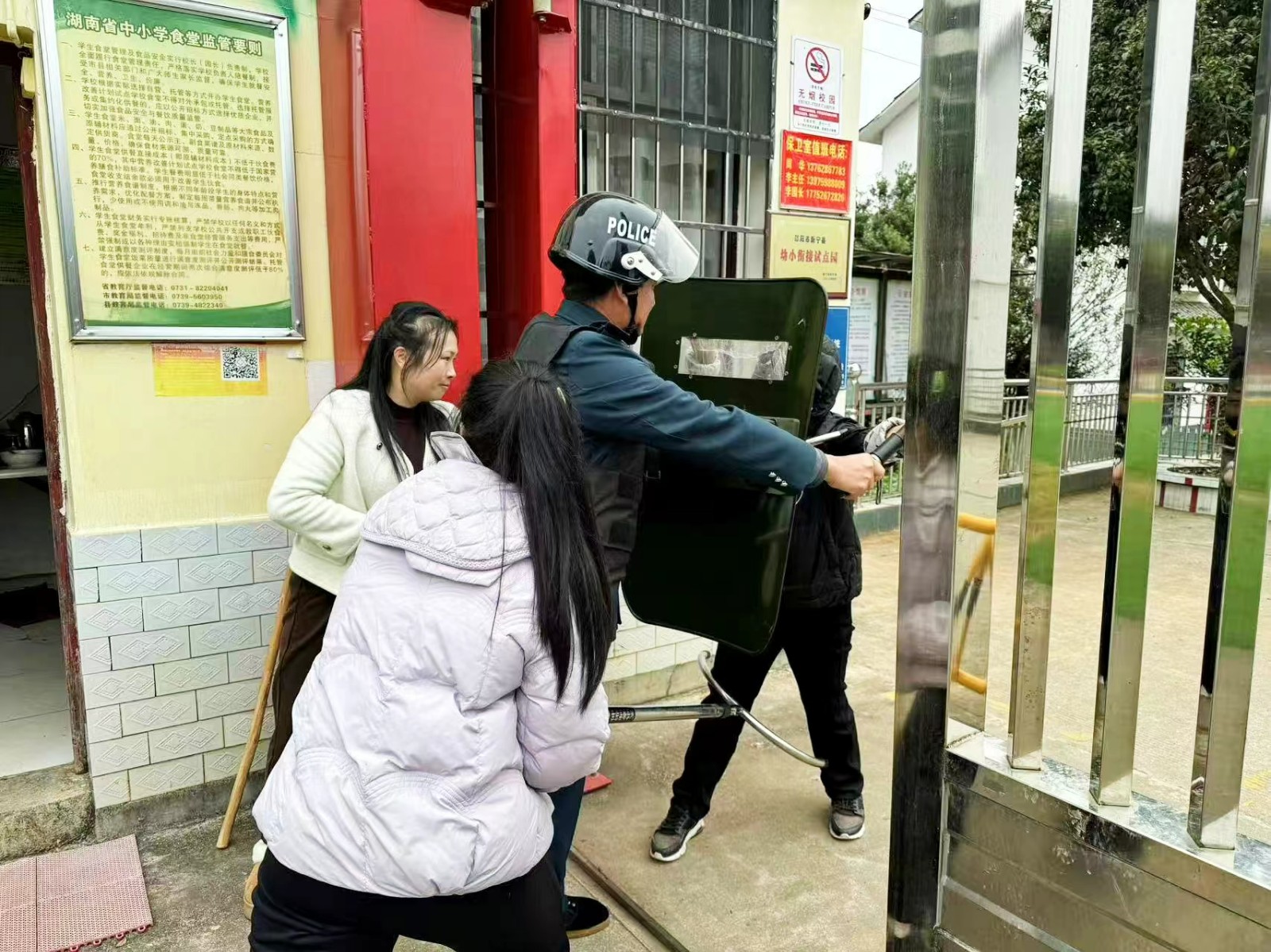 反恐防暴演練，筑牢安全防線