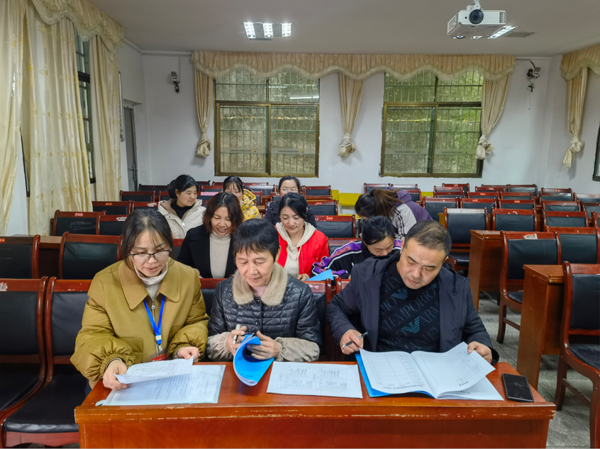 塘渡口鎮(zhèn)第二完全小學開展校本研修集體備課
