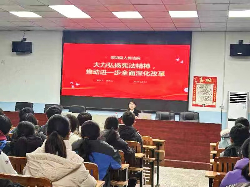 法治之光耀校園，青春之路伴法行