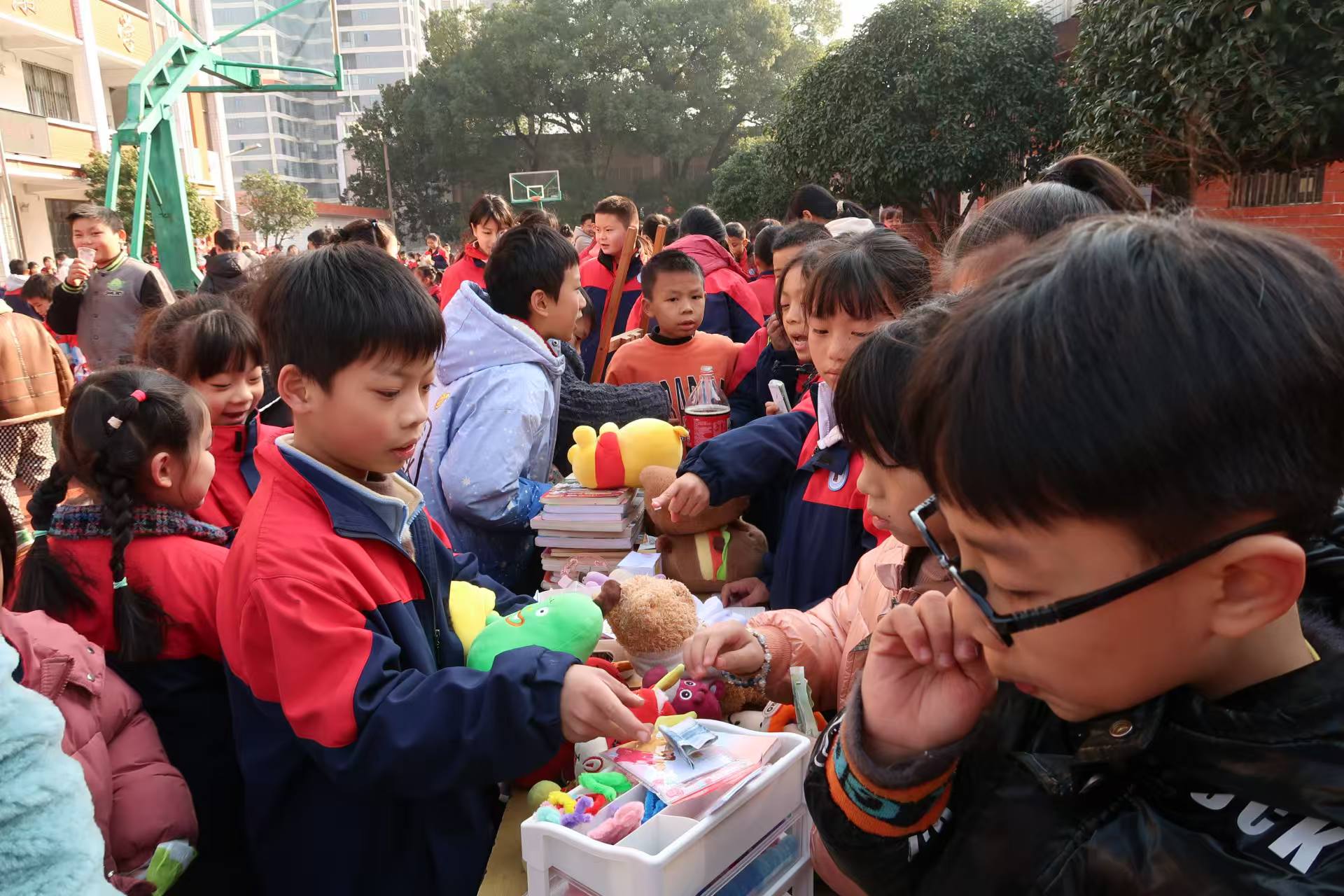 民族團結(jié)一家親 愛心義賣暖人心
