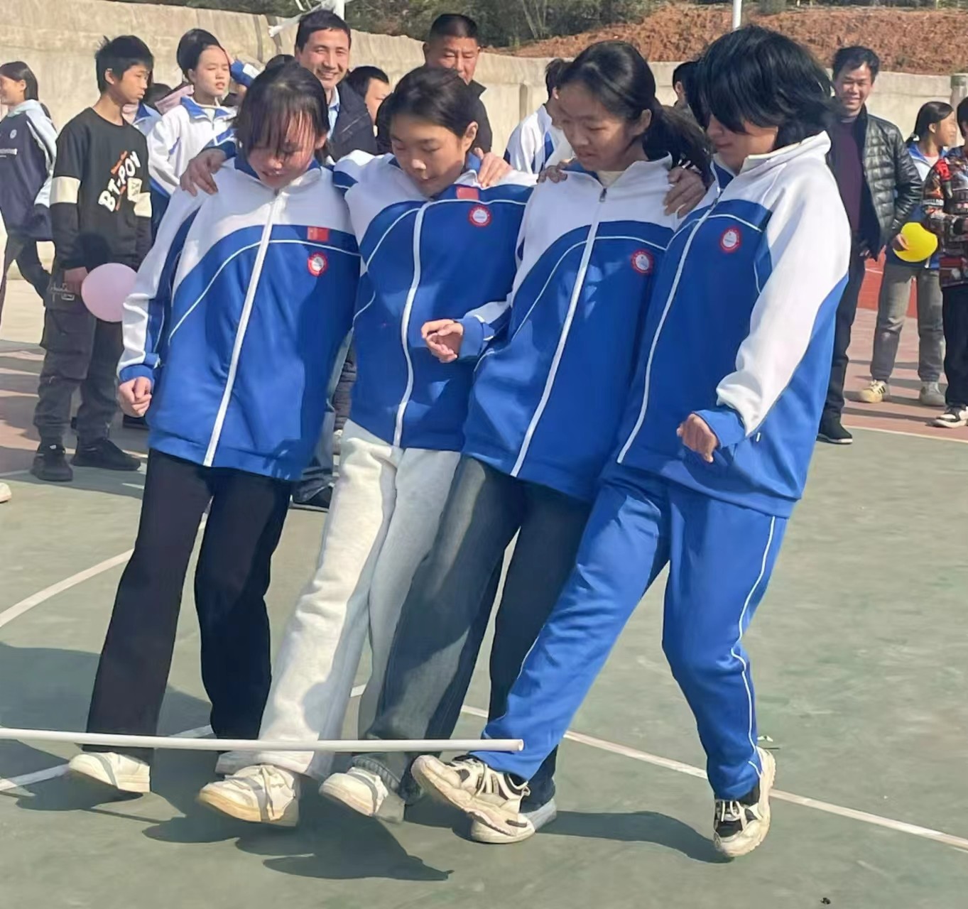 梽木山中學(xué)冬季運動會圓滿舉行，師生共享歡樂時光