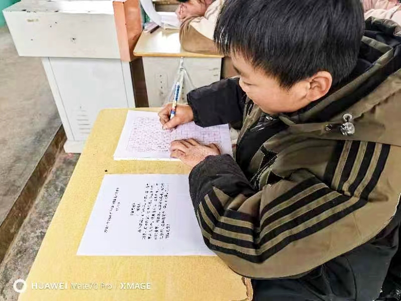 墨香沁校園，妙筆書(shū)青春