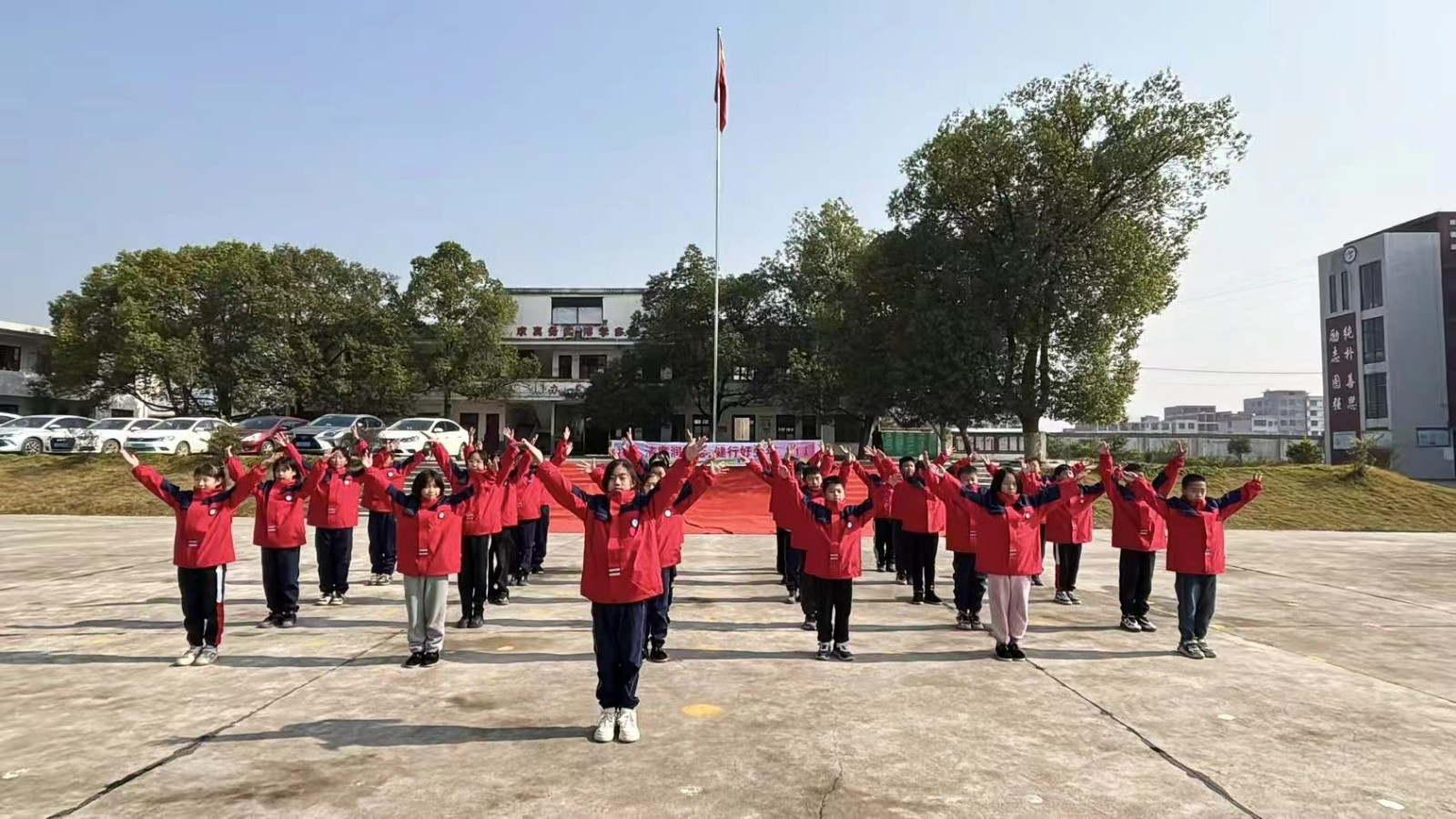 “躍動(dòng)校園，‘兩操’風(fēng)采”