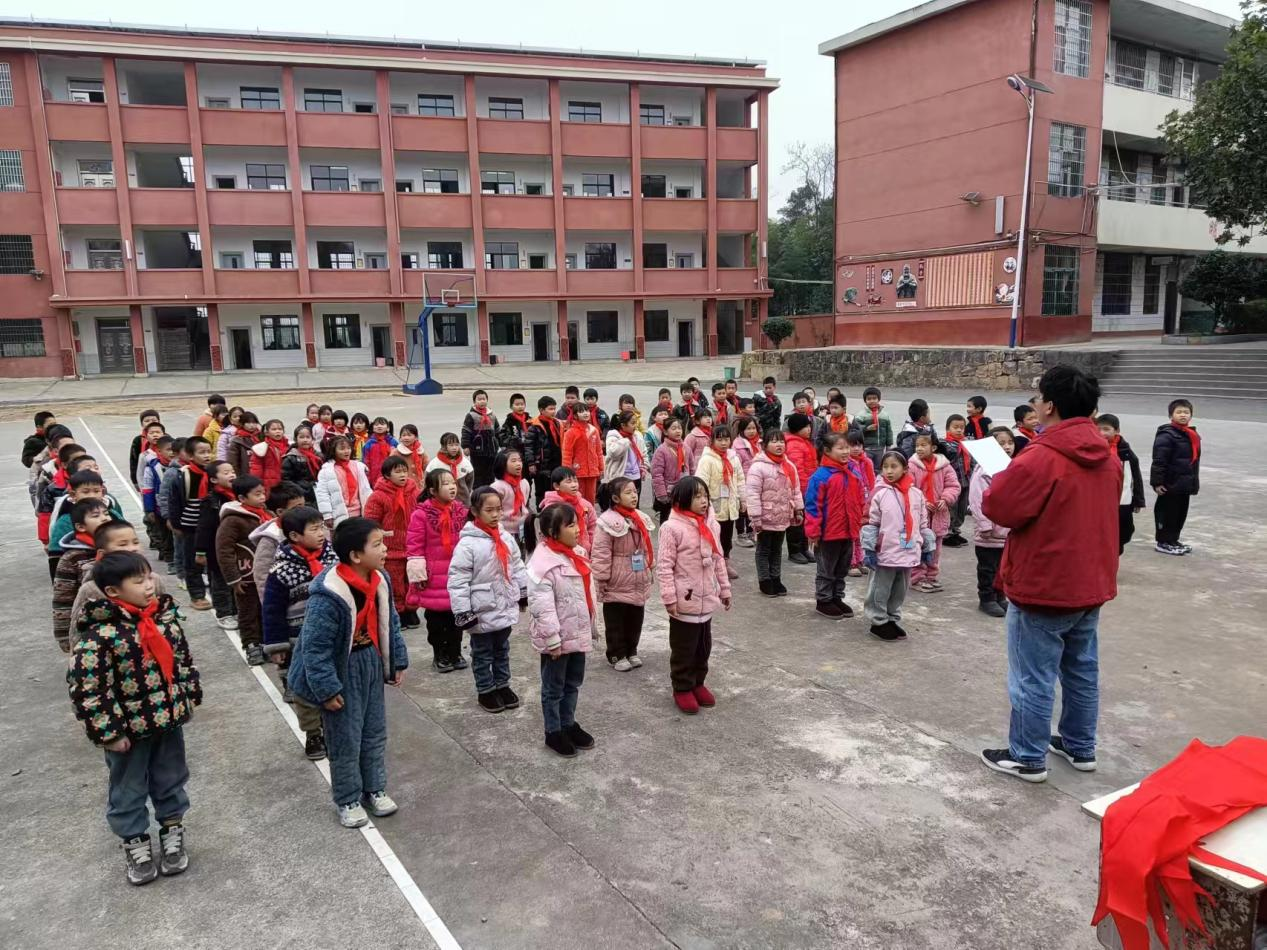“紅領(lǐng)巾愛(ài)祖國(guó)，爭(zhēng)做新時(shí)代好少年”