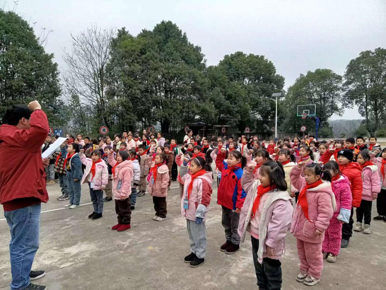 “紅領(lǐng)巾愛(ài)祖國(guó)，爭(zhēng)做新時(shí)代好少年”