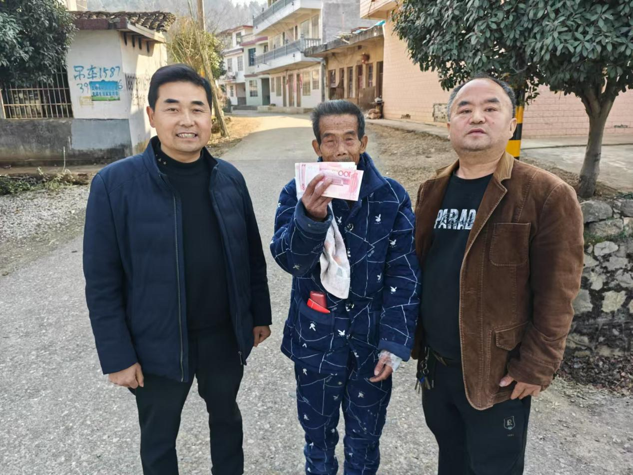 春風(fēng)暖人間，關(guān)懷久長遠(yuǎn)
