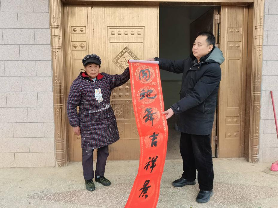 隆回二中：墨香暖寒冬，春聯(lián)寄深情