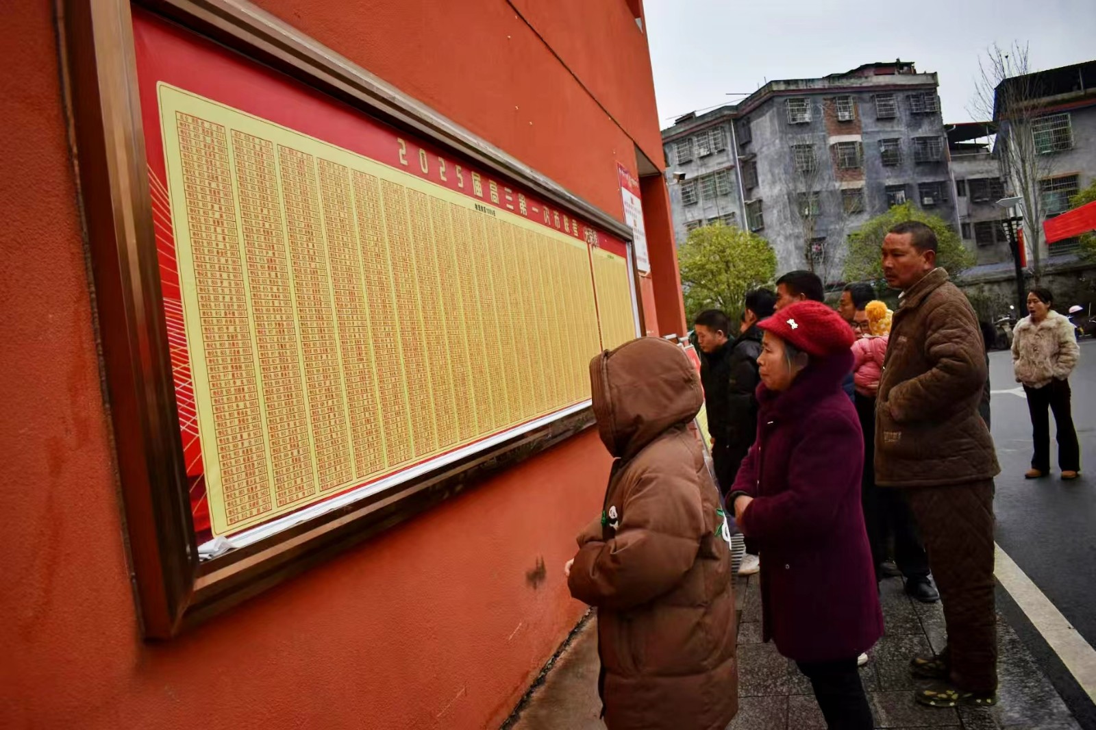隆回二中1900多名家長(zhǎng)為高三學(xué)子“打氣”