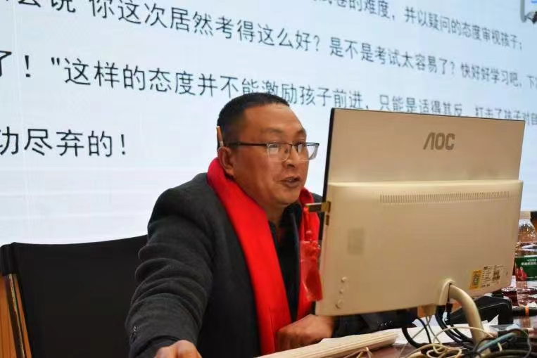 隆回二中1900多名家長(zhǎng)為高三學(xué)子“打氣”