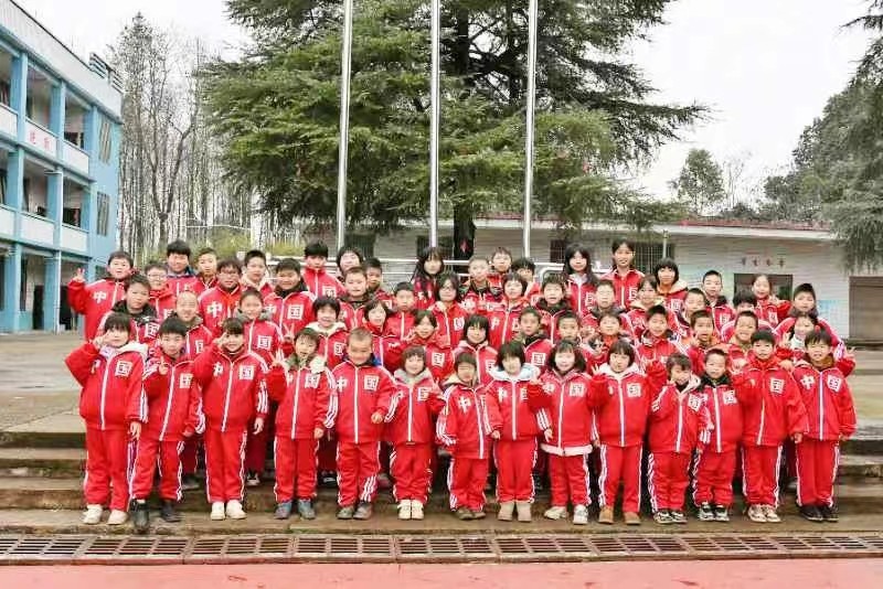 《鄉(xiāng)村小學(xué)圓夢校服：下花橋鎮(zhèn)五里學(xué)校迎來首個統(tǒng)一校服日》