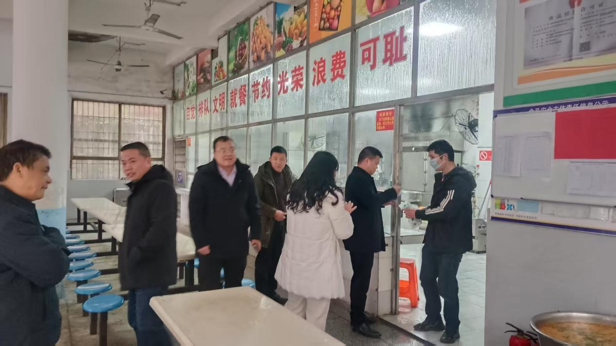 邵陽縣副縣長曾朝陽視察玉田初級(jí)中學(xué)學(xué)生營養(yǎng)餐工作