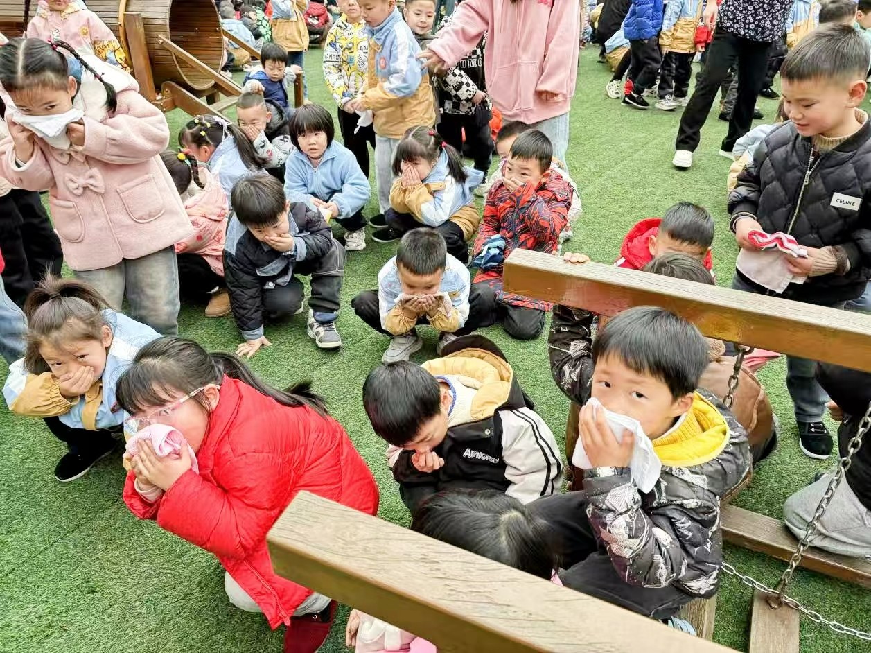 新寧縣幼兒園開展消防安全應(yīng)急演練