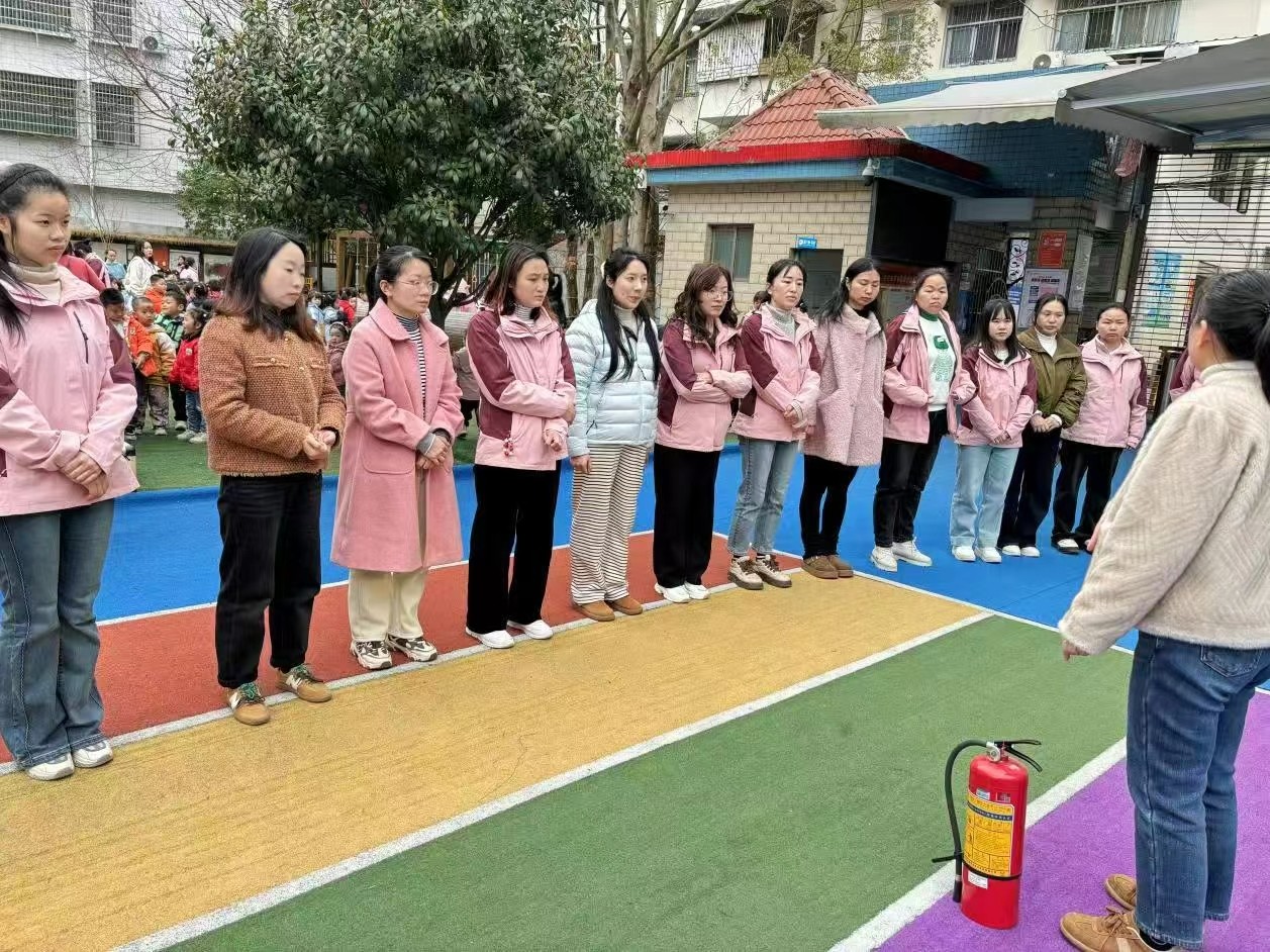 新寧縣幼兒園開展消防安全應(yīng)急演練