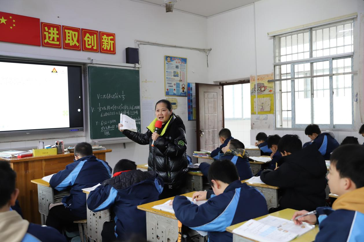 邵東市教育局黨組副書記、副局長(zhǎng)李澤成到城區(qū)二小調(diào)研