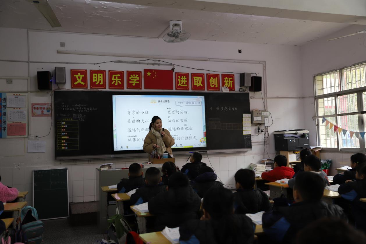 邵東市教育局黨組副書記、副局長(zhǎng)李澤成到城區(qū)二小調(diào)研