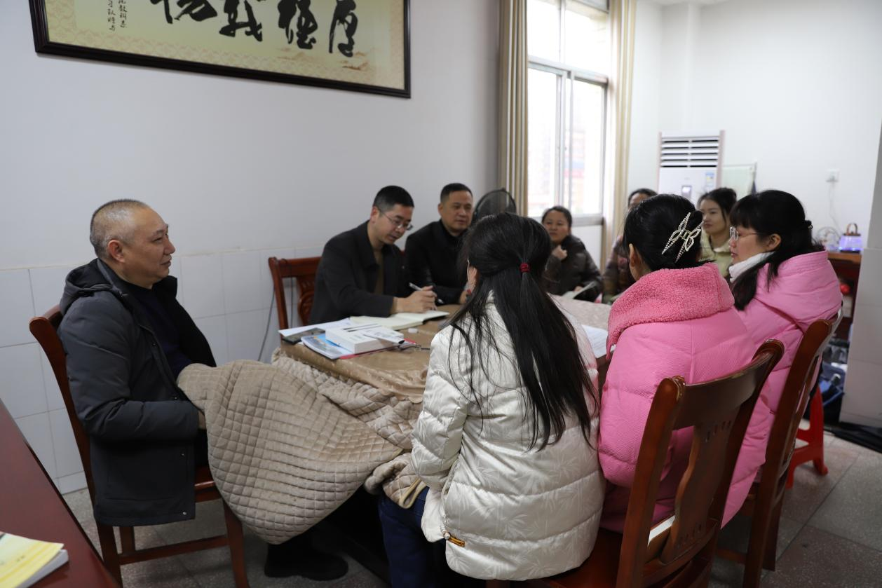 邵東市教育局黨組副書記、副局長(zhǎng)李澤成到城區(qū)二小調(diào)研