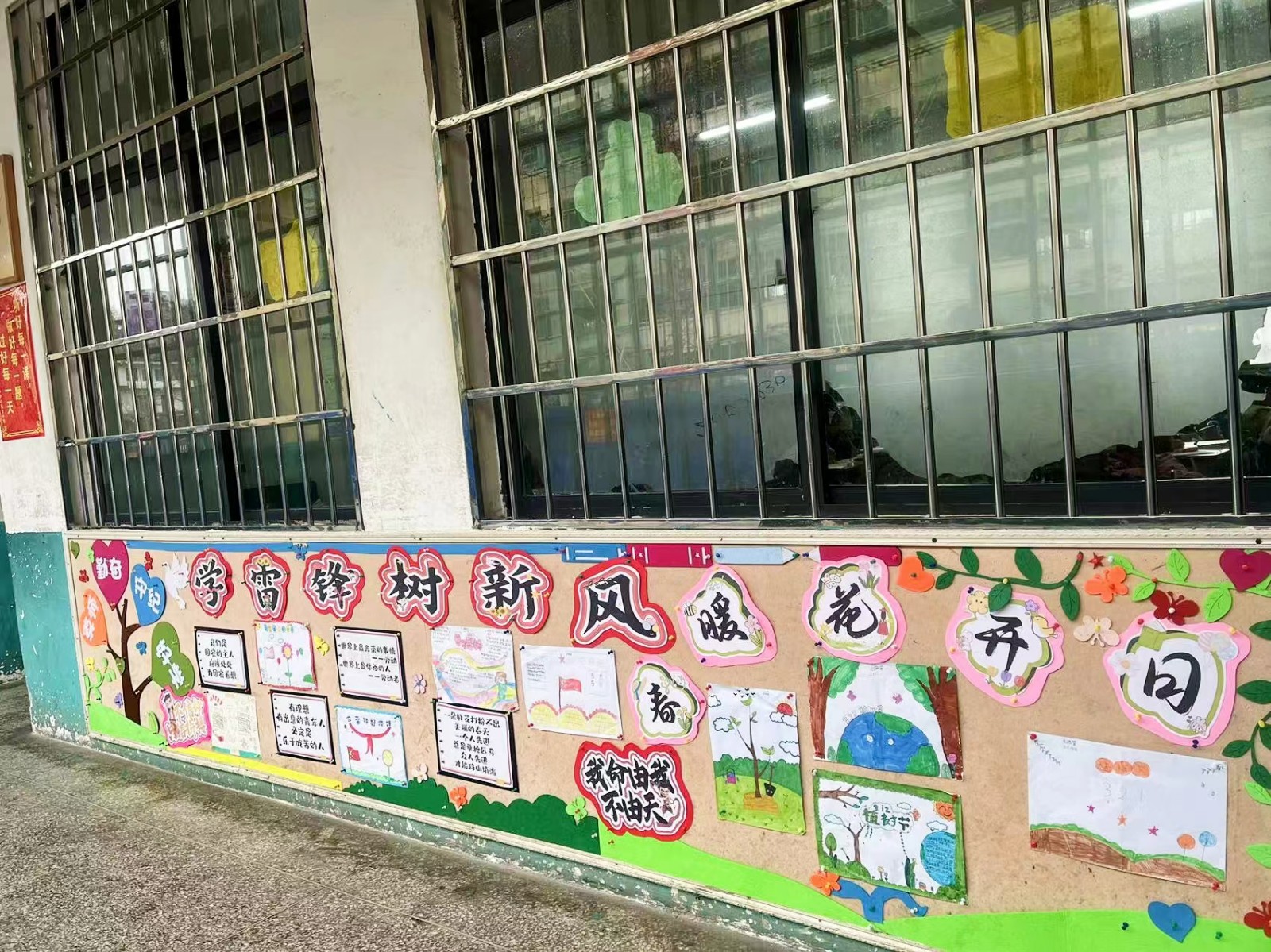 弘揚(yáng)雷鋒精神 共筑青春底色