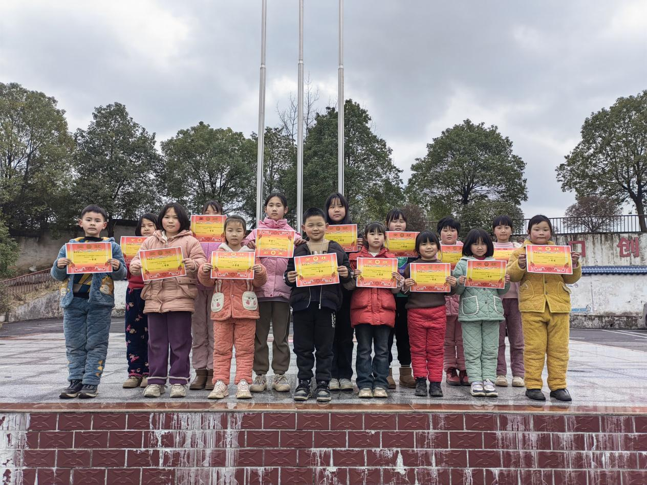 霞塘云中心完全小學(xué)春季“學(xué)習(xí)雷鋒精神，弘揚(yáng)助人行動(dòng)”手抄報(bào)活動(dòng)成功舉行