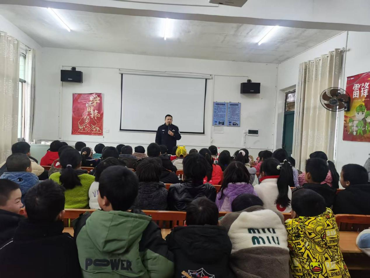 法治進校園