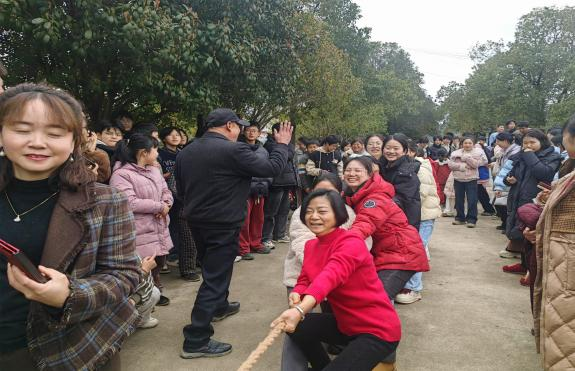 蔡橋鄉(xiāng)中心學(xué)校舉辦2025年“三八”婦女節(jié)拔河比賽