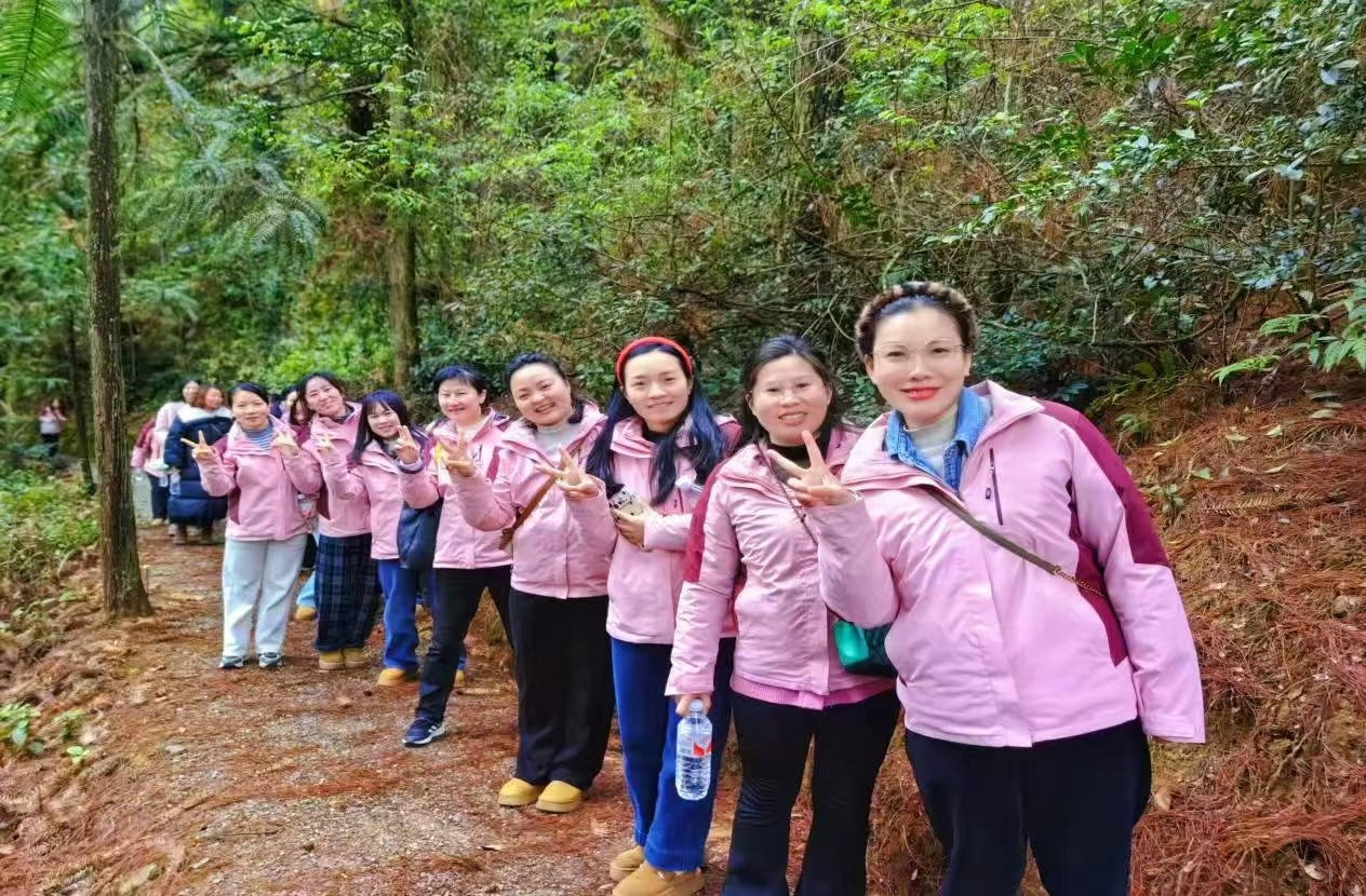 “巾幗展風(fēng)采，登山促健康”