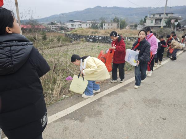 弘揚雷鋒精神，構(gòu)建和諧校園