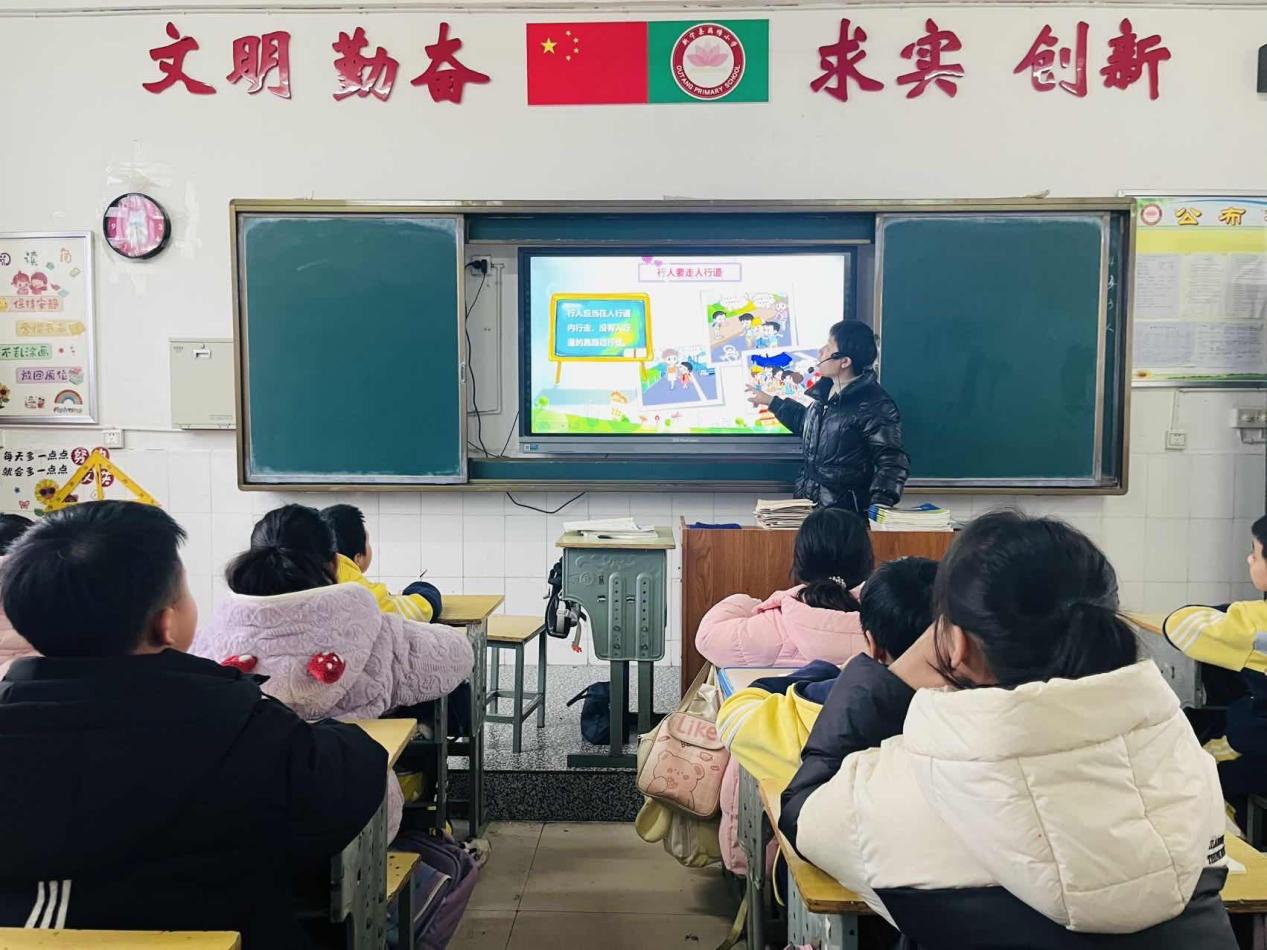 藕塘小學扎實開展道路交通安全主題教育