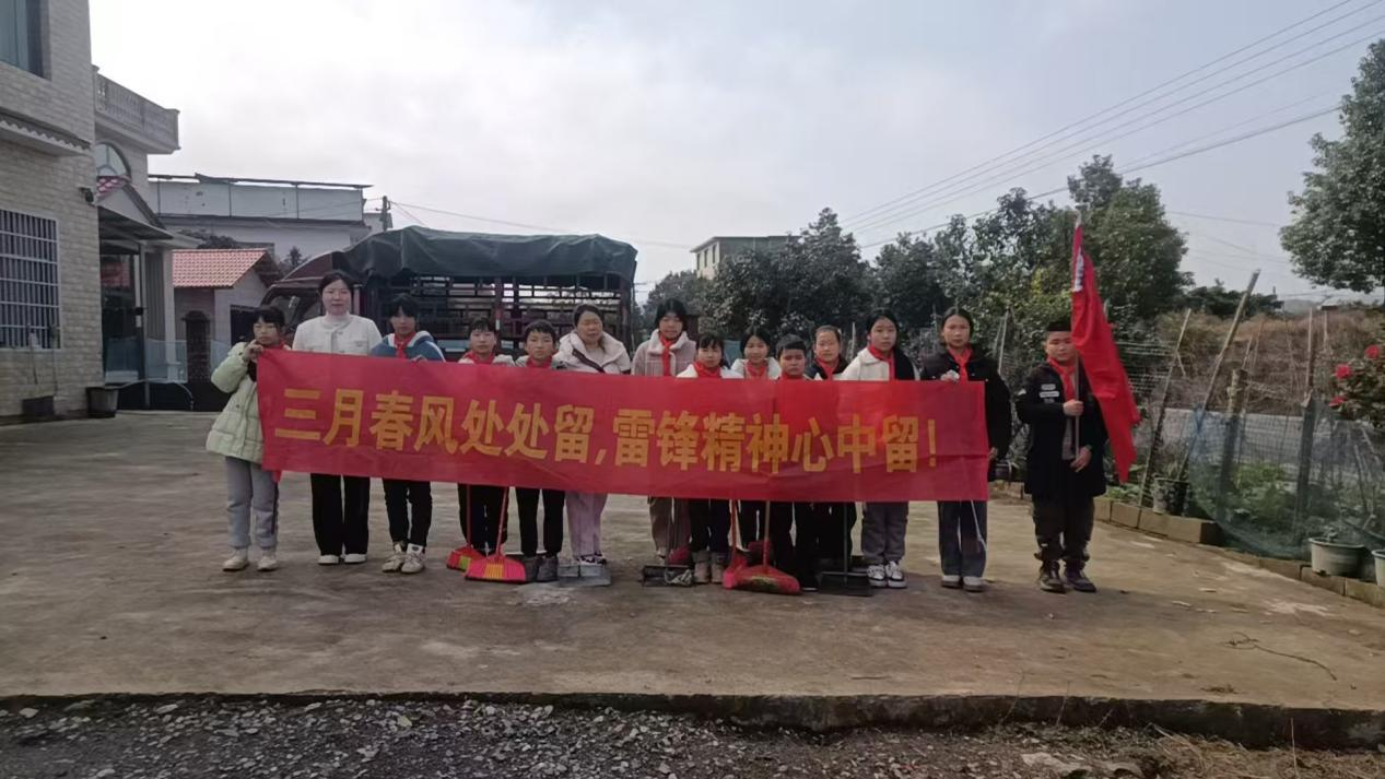踐行雷鋒精神，清掃校園“鄰”距離