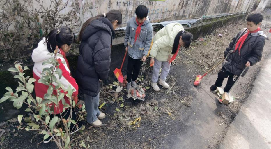 踐行雷鋒精神，清掃校園“鄰”距離