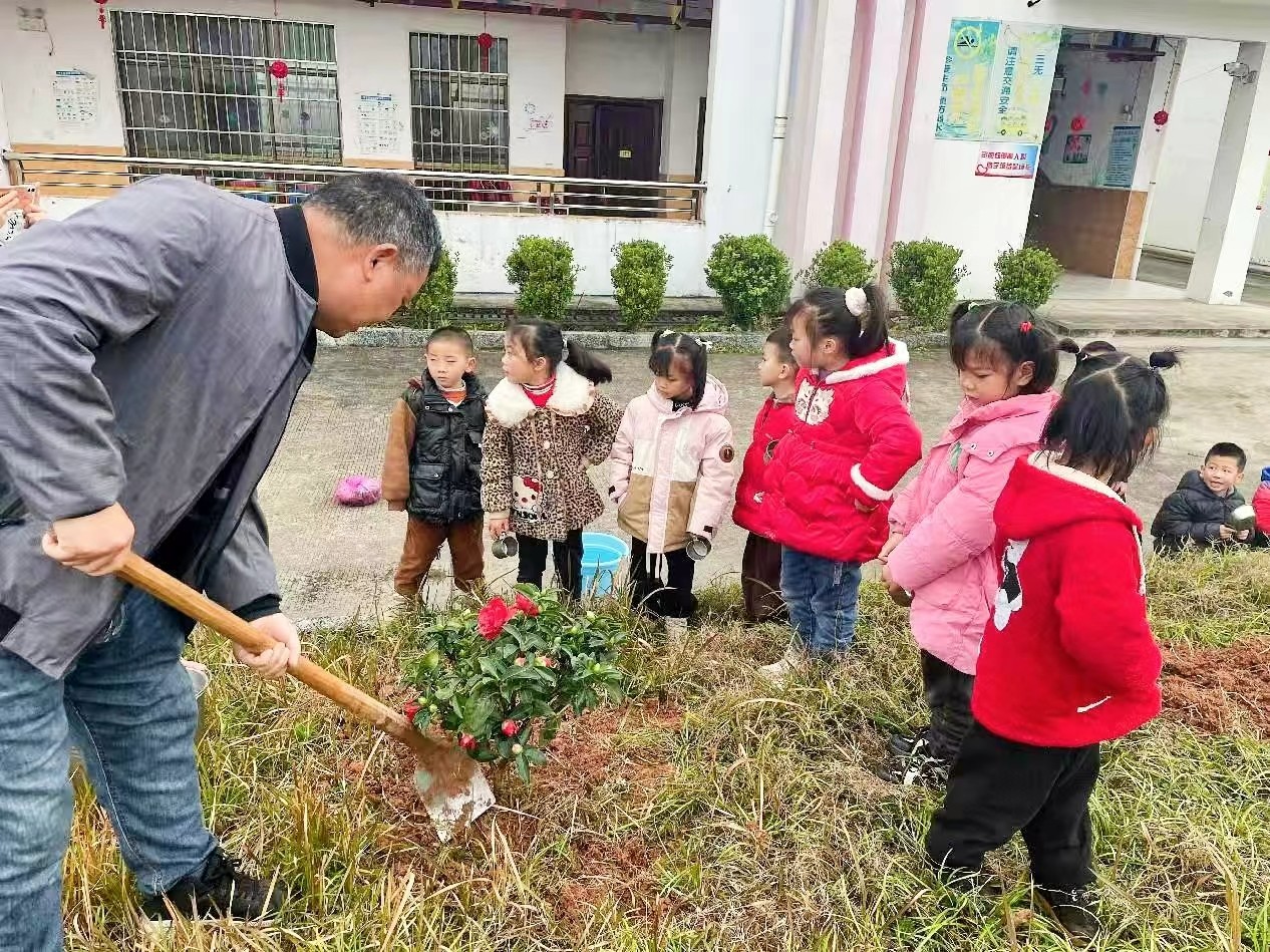 小手護(hù)綠意，童心愛自然