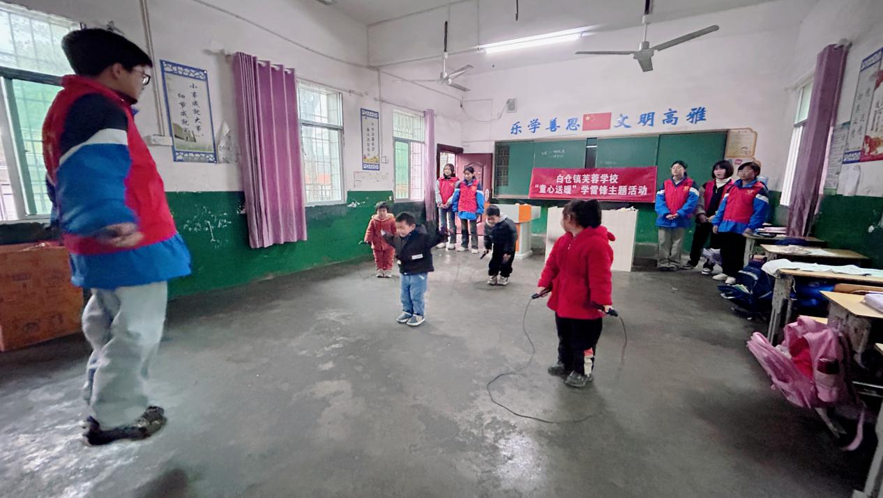 學(xué)習(xí)雷鋒送溫暖，童心同行暖春意
