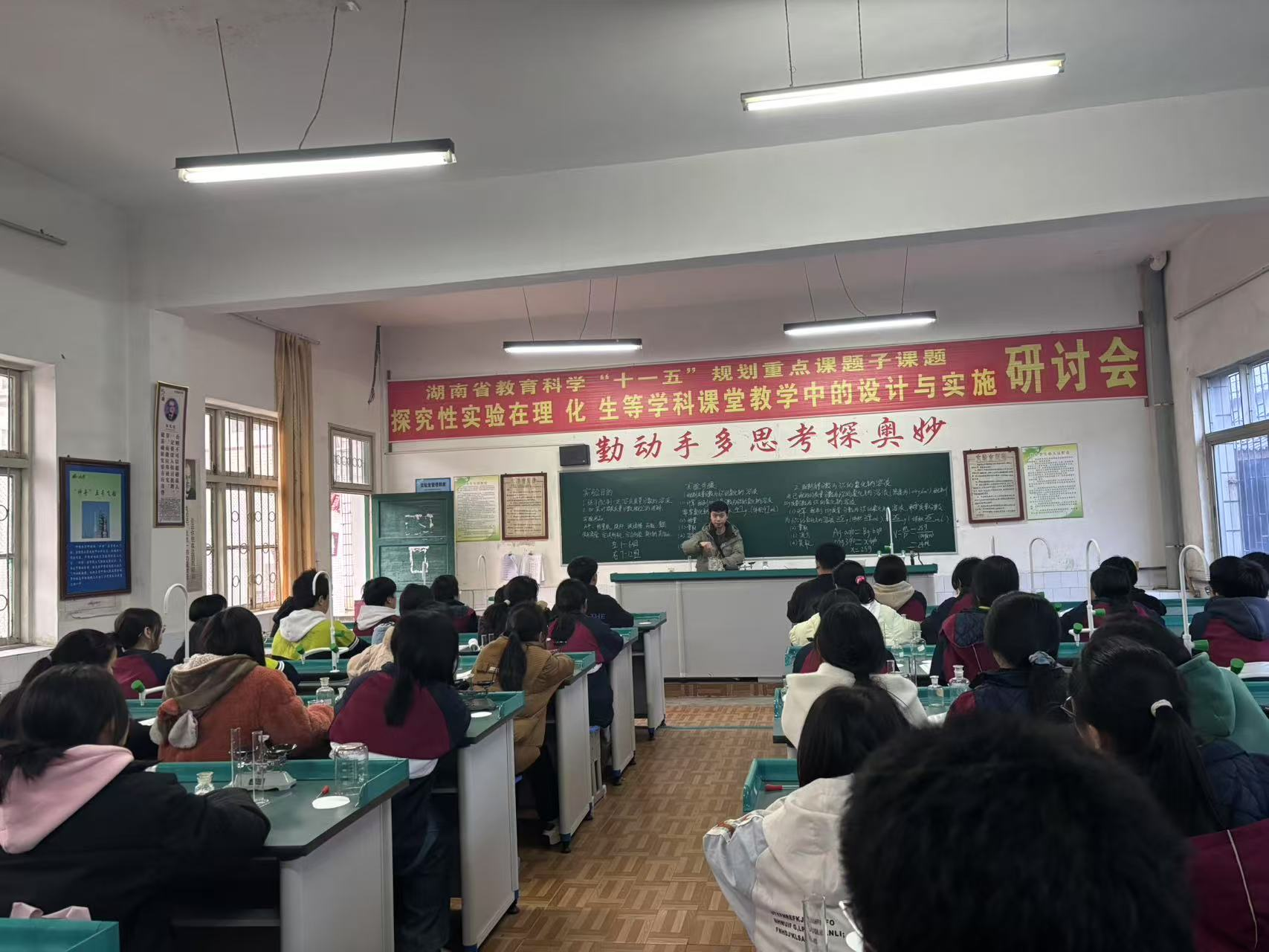 化學(xué)實驗展風(fēng)采，知識探索正當(dāng)時