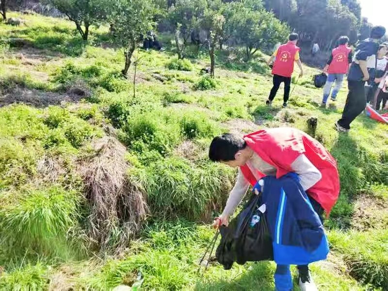春日踐行雷鋒志   暖行不負好時光
