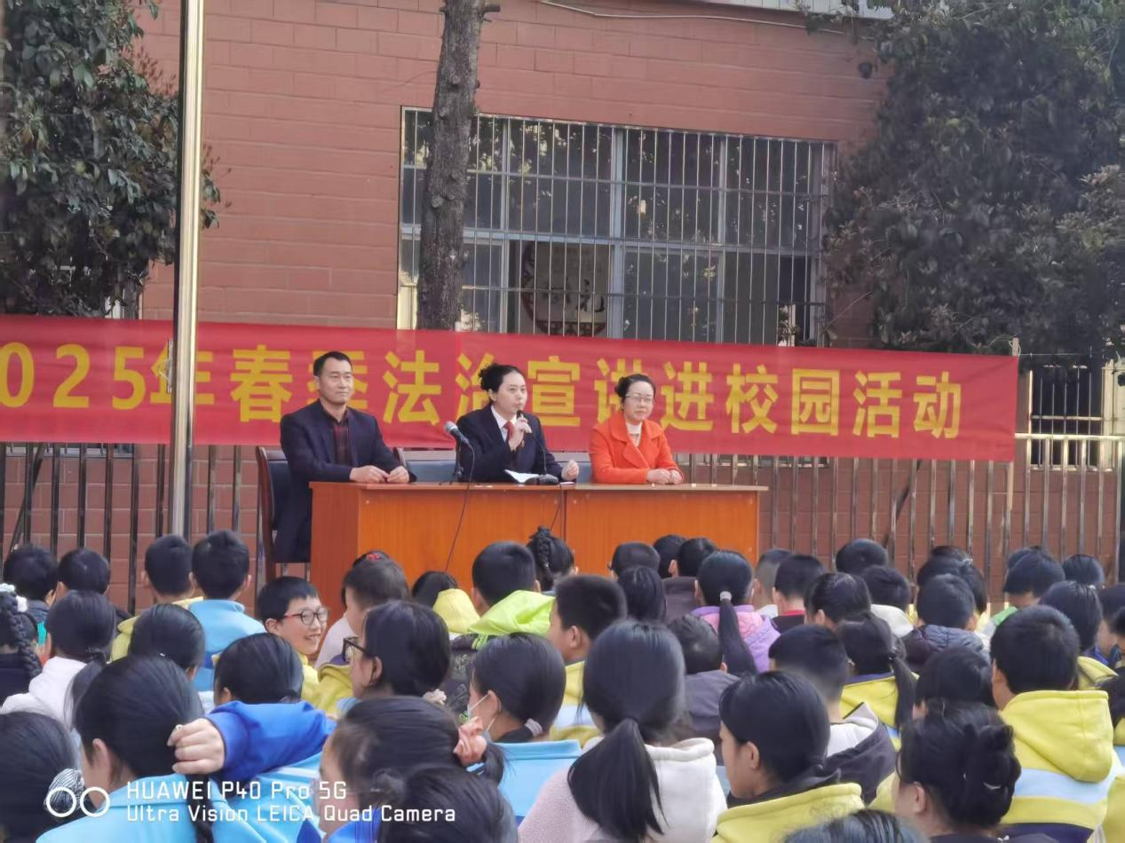 新寧縣藕塘小學(xué)開(kāi)展春季學(xué)期法制課專題講座