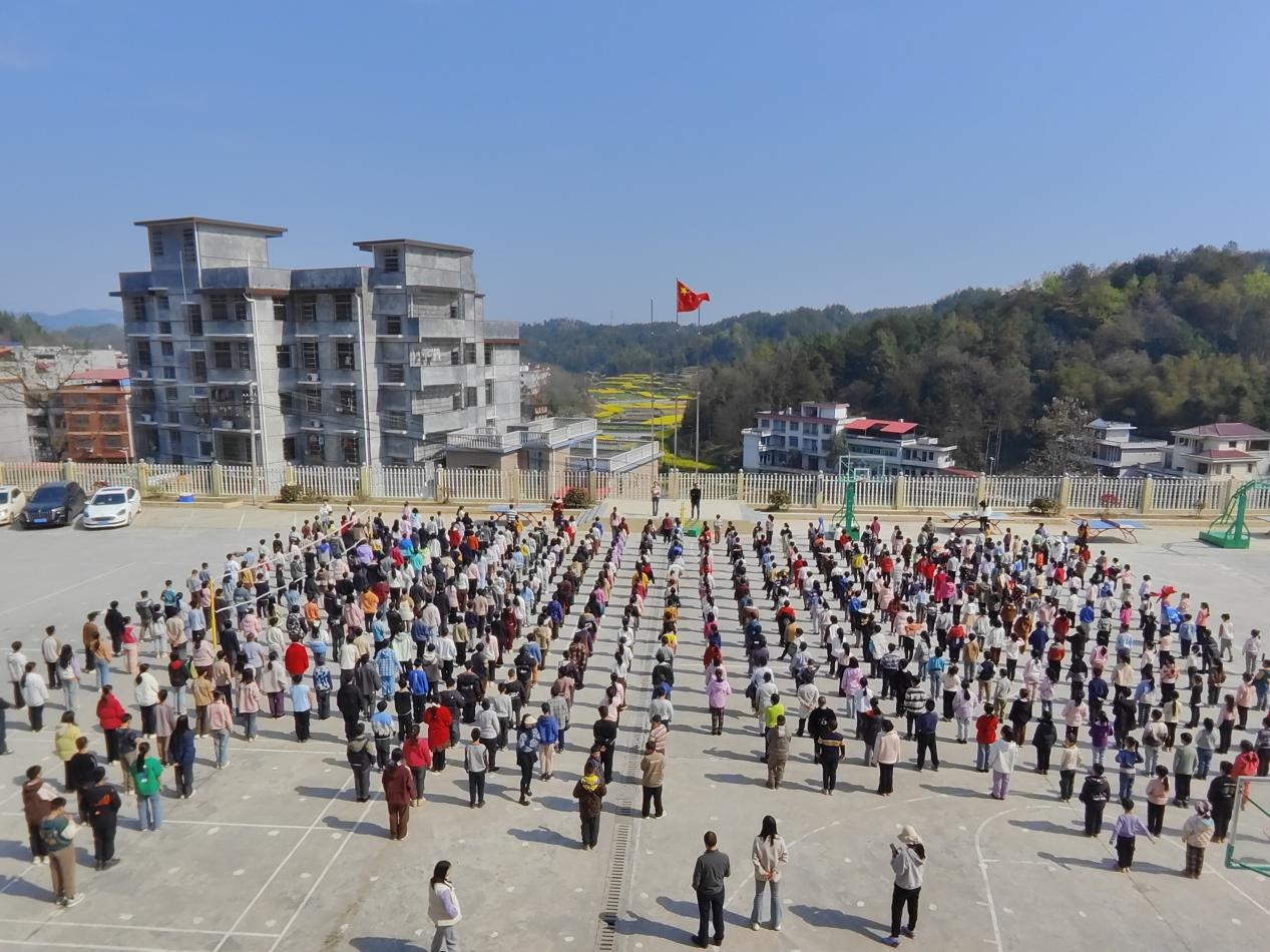 三閣司鎮(zhèn)長鋪中心小學(xué)活力大課間，陽光滿校園
