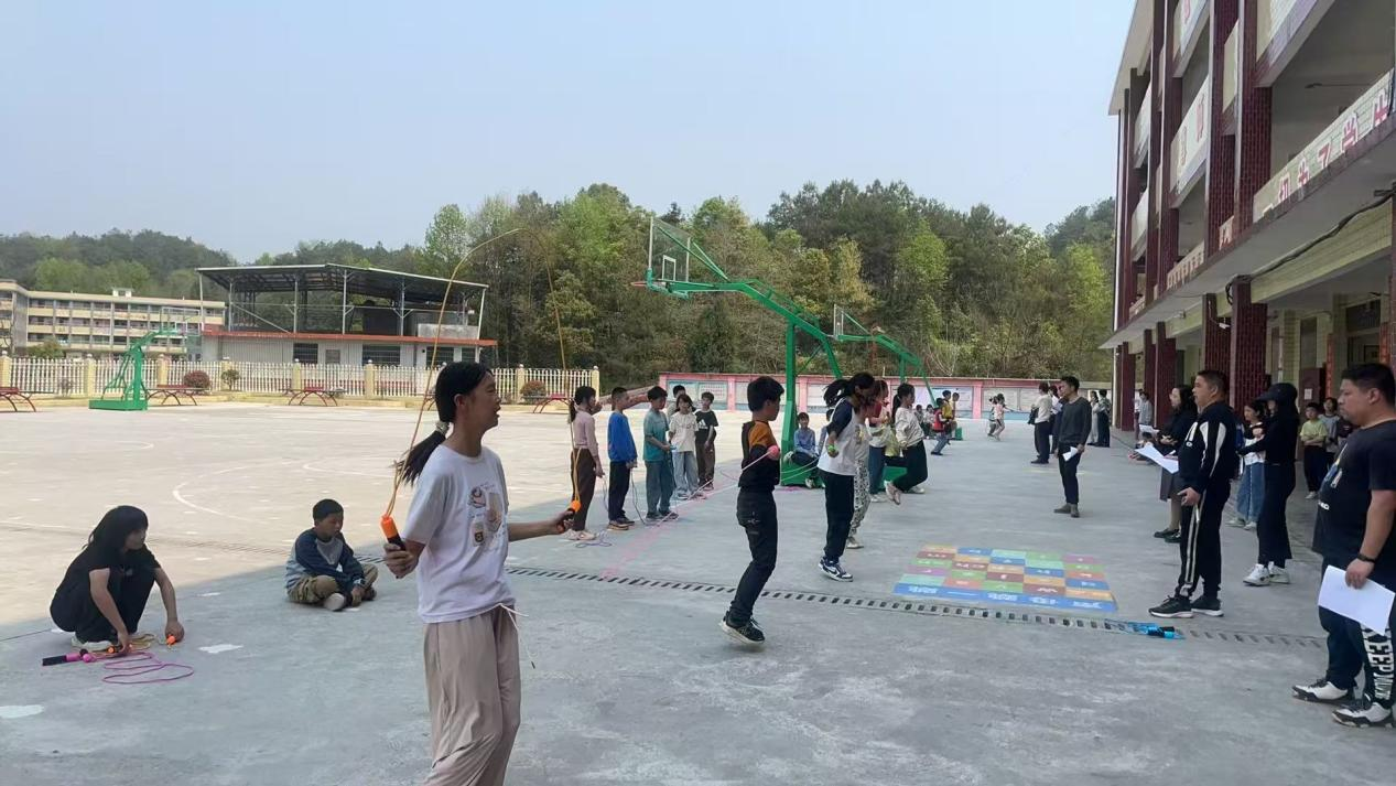 躍動(dòng)童年，‘繩’采飛揚(yáng)”