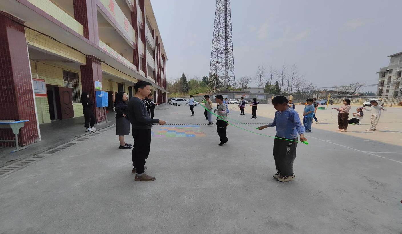 躍動(dòng)青春 繩彩飛揚(yáng) 長(zhǎng)鋪中心小學(xué)舉辦第一屆校園跳繩比賽
