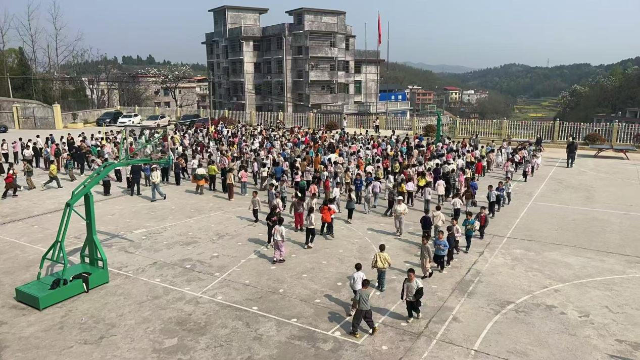 師生同行 陽光共舞