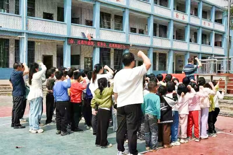 五里小學(xué)師生共簽