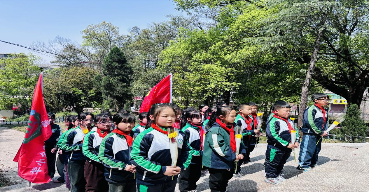 五峰鋪鎮(zhèn)中心完小赴衡寶戰(zhàn)役五龍嶺 烈士公園開展清明祭英烈