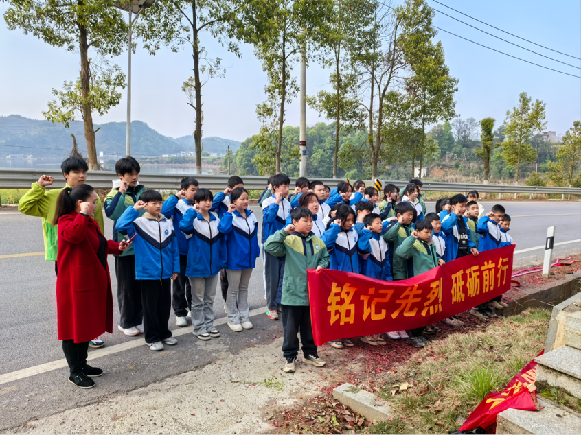 霞塘云中學(xué)開展“清明祭英烈”