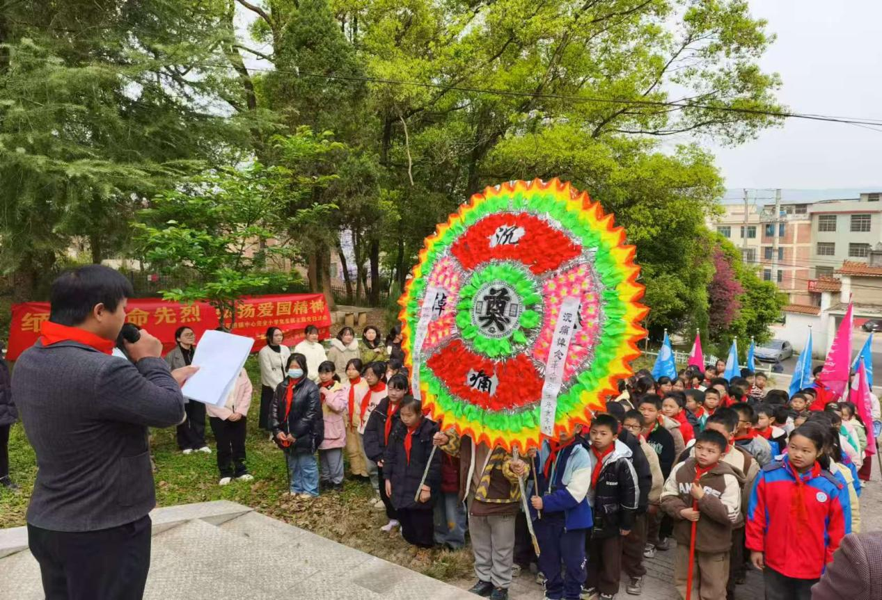 下花橋鎮(zhèn)中心完小清明祭英烈活動(dòng) “緬懷革命先烈，追尋紅色記憶”