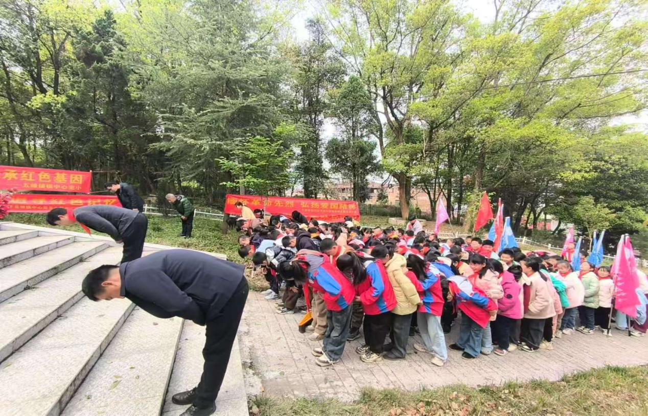 下花橋鎮(zhèn)中心完小清明祭英烈活動(dòng) “緬懷革命先烈，追尋紅色記憶”