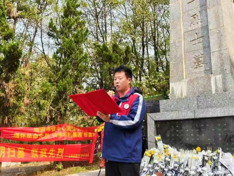 鮮花獻英烈 誓言勵童心