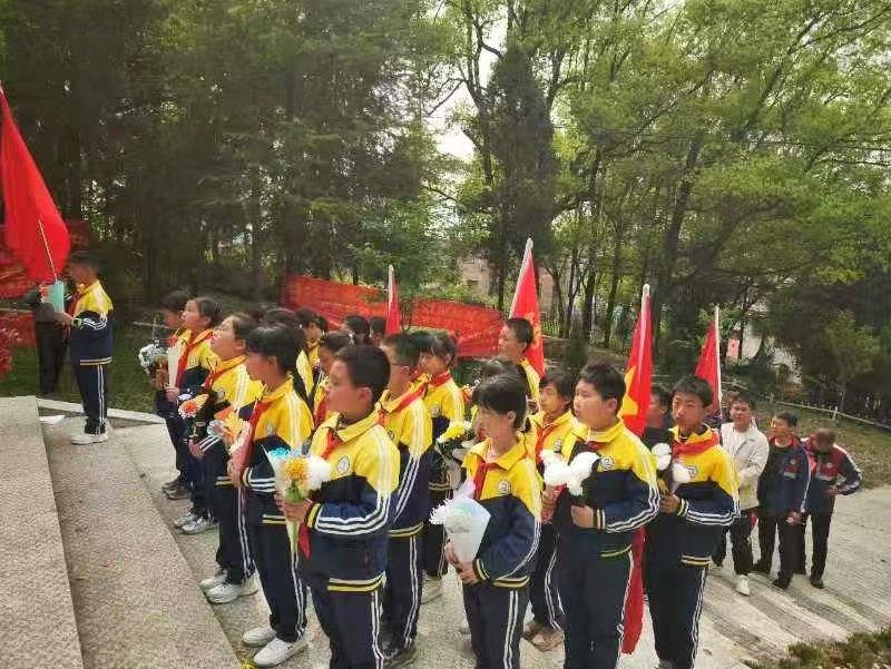 鮮花獻英烈 誓言勵童心