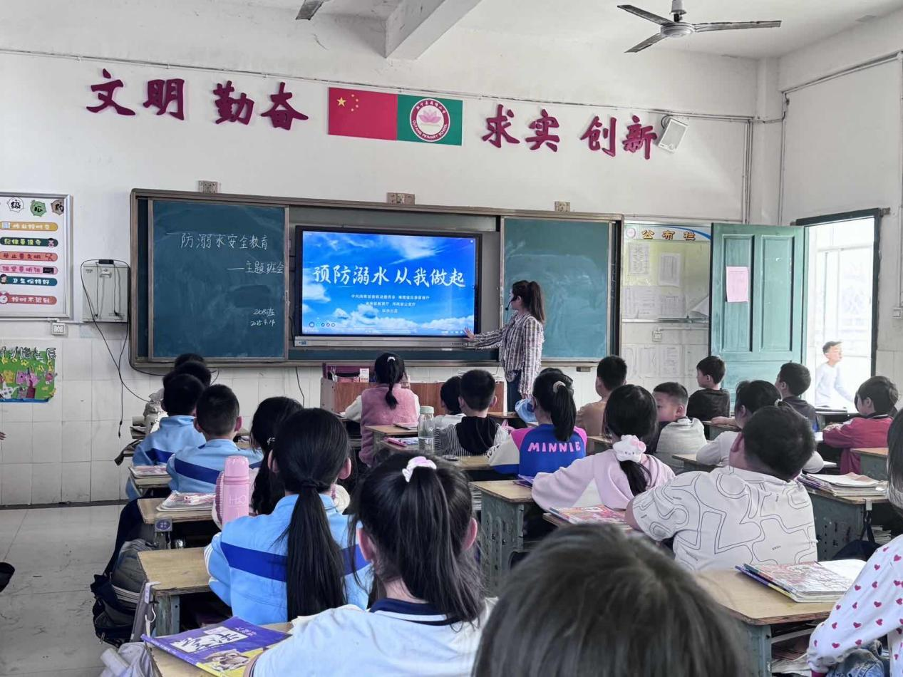 藕塘小學(xué)開展了“珍愛(ài)生命 謹(jǐn)防溺水”應(yīng)急演練