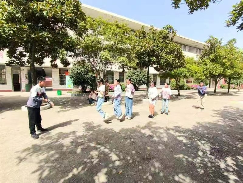 躍動童年 “繩”采飛揚