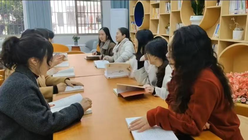 隆回九龍學(xué)?！敖處煏?shū)吧”促教學(xué)